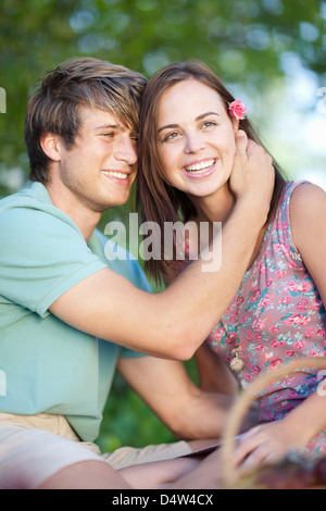 Couple sitting on picnic blanket Banque D'Images