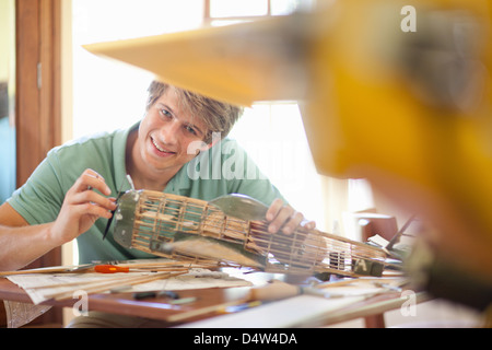 L'homme travaillant sur maquette avion Banque D'Images