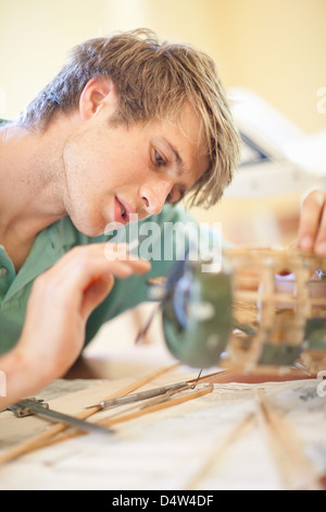 L'homme travaillant sur maquette avion Banque D'Images