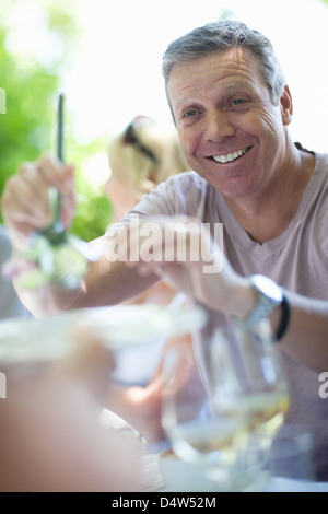 L'homme servant à l'extérieur table salade Banque D'Images