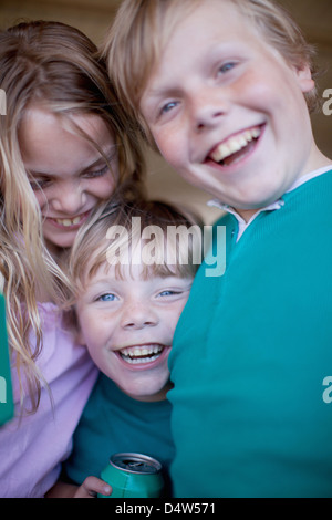 Les enfants de boire de soude dans garage Banque D'Images