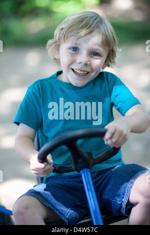 Boy riding-kart en plein air Banque D'Images