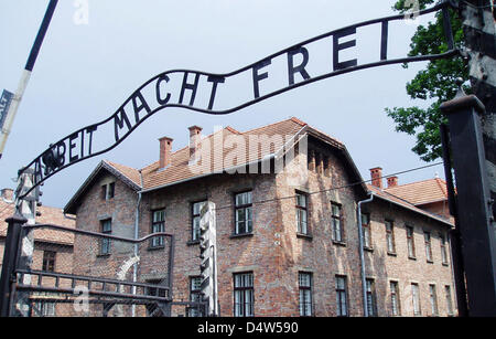 Fichier - La porte principale de la camp allemand nazi de concentration Auschwitz-Birkenau avec la devise 'Arbeit macht frei' ('work apporte la liberté' ou 'travailler' libère) dans Oswiecim, Pologne, 04 juillet 2006. L'inscription couronne la porte principale et a été volé début le 18 décembre 2009. Un porte-parole du site memorial a confirmé les rapports des médias polonais à l'agence de presse allemande dpa ; l'un des délinquants Banque D'Images