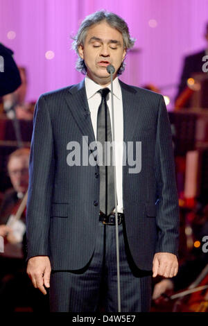 Le ténor italien Andrea Bocelli effectue à la 15e Jose Carreras Gala de charité à Leipzig, Allemagne le 17 décembre 2009. Carrera a de nouveau invité les artistes de célébrité pour la 15e édition de son gala de charité au profit de personnes souffrant de leucémie. Le gala présenté à un don total de plus de 6,4 millions d'euros au cours de la visualisation en temps réel de deux heures sur ARD. Dis lui-même ténor Carreras Banque D'Images