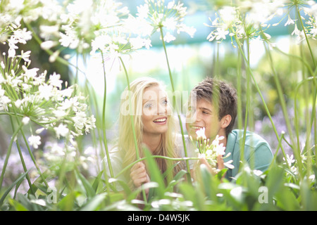 Smiling Couple marchant dans de grandes plantes Banque D'Images