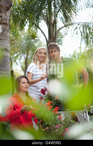 Friends shopping pour les plantes en pépinière Banque D'Images