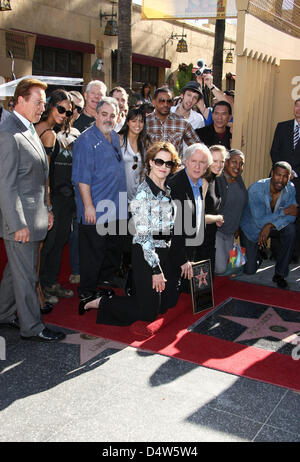 Réalisateur James Cameron s'agenouille à sa nouvelle star lors de la cérémonie sur le Hollywood Walk of Fame à Hollywood, Los Angeles, USA, le 18 décembre 2009. Le gouverneur Arnold Schwarzenegger (L) et l'actrice Sigourney Weaver (C) et le casting du film 'Avatar' a également assisté à la cérémonie. Photo : Hubert Boesl Banque D'Images