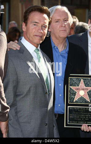 Réalisateur James Cameron (R) et le gouverneur et ancien acteur Arnold Schwarzenegger posent lors de la cérémonie de James Cameron's nouvelle étoile sur le Hollywood Walk of Fame à Hollywood, Los Angeles, USA, 18 décembre 2009. Photo : Hubert Boesl Banque D'Images