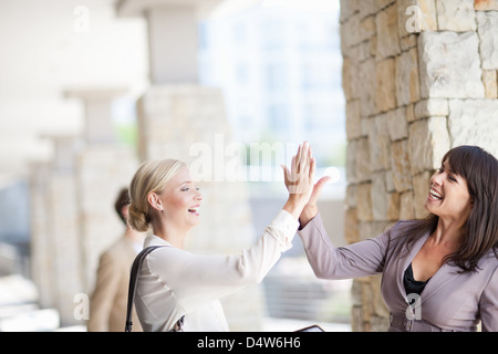 Haut Femmes d'allée en donnant Banque D'Images