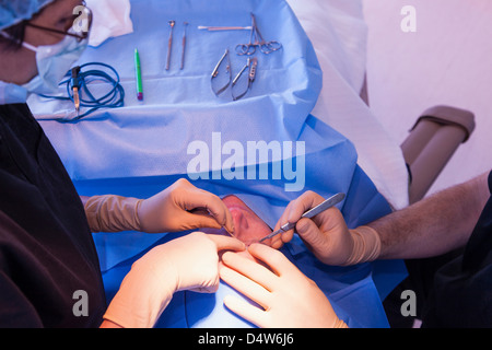 Chirurgiens avec patient in operating room Banque D'Images