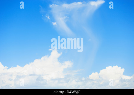 Les nuages blancs dans le ciel bleu Banque D'Images