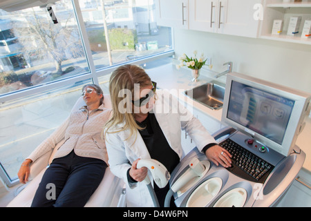 Doctor giving patient sunspot treatment Banque D'Images