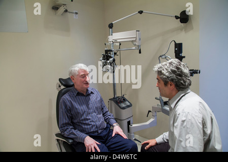 Doctor talking to patient in office Banque D'Images