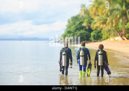 Les amateurs de plongée sous-marine balade on tropical beach Banque D'Images