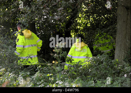 Les agents de police vous pouvez chercher le garçon manquant Mirco près de l'autoroute 40 près de Leverkusen, à l'ouest de Krefeld, Allemagne, 16 septembre 2010. Près de 200 policiers ont pris part à la recherche dans le domaine, où, il y a deux semaines, le signal du téléphone mobile de l'enfant a été localisé pour la dernière fois. Photo : Federico Gambardini Banque D'Images