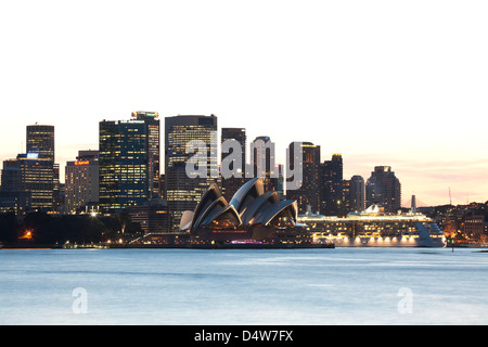 Coucher de soleil sur l'Opéra de Sydney avec cruise ship terminal passagers d'outre-mer à Sydney, Australie Banque D'Images