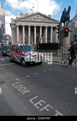 Union Jack taxi près de la Banque d'Angleterre et le Royal Exchange à carrefour dans la ville de London England UK Banque D'Images