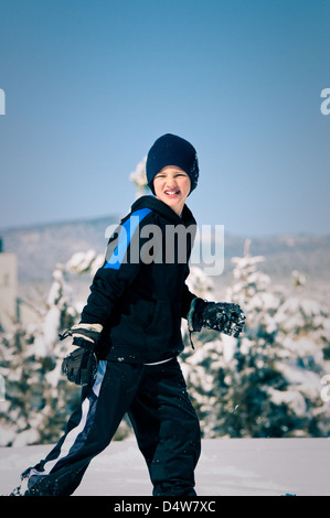 Un enfant dans la neige. Banque D'Images