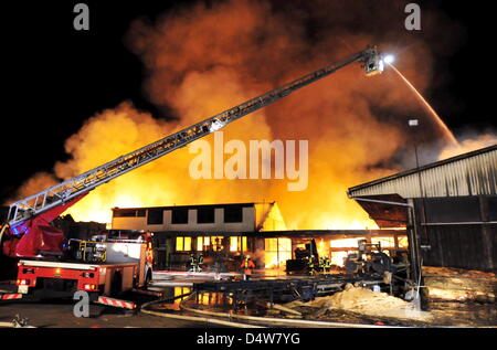 Les pompiers tentent d'éteindre un grand feu dans une scierie à Ofterdingen, Allemagne, 17 septembre 2010. Selon un porte-parole de la police, les dommages s'élèvent à quelque cinq millions d'euros. Photo : Jürgen Meyer Banque D'Images