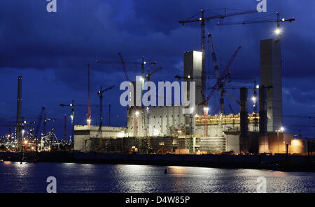 (Dossier) - Un fichier photo du DPA 09 juillet 2009 montre les grues de construction sur le site de la centrale électrique au charbon Moorburg jusqu'à Hambourg, Allemagne. Géant de l'énergie Vattenfall suédois semble être à la recherche de vendre plusieurs centrales thermiques au charbon. Photo : Tobias Kleinschmidt Banque D'Images