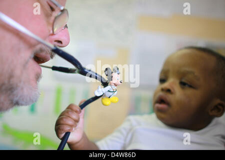(Dossier) - Un fichier dpa photo datée du 27 mars 2009 montre un enfant jouant avec un stéthoscope du pédiatre à sa pratique à Cologne, Allemagne. Photo : Rolf Vennenbernd Banque D'Images