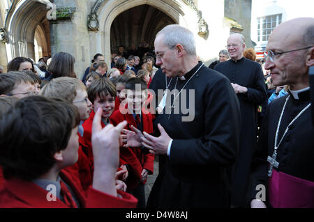 Chichester, Sussex, UK. 19 mars 2013. L'archevêque de Canterbury, Justin Welby lors d'un bain de foule autour de Chichester Banque D'Images