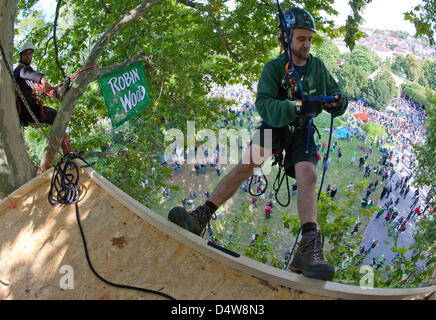 Un militant de l'organisation environnementale Robin des bois provient d'une plate-forme sur une corde à la du parc Schlossgarten à Stuttgart, Allemagne, 18 septembre 2010. Plusieurs militants ont squatté quatre arbres pour protester contre le projet 'Stuttgart' 21. Des plates-formes en bois ont été installés sur trois arbres. Environ 300 arbres centenaires sont censés être coupés dans les mo Banque D'Images