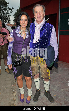 Chanteur et comédien Wolfgang Fierek et son épouse Djamila arrivent pour le VIP's table traditionnelle régulière à l'Hippodrom tente du festival comme l'Oktoberfest 2010 débute à Munich, Allemagne, 18 septembre 2010. Le plus grand festival de musique folklorique aura lieu du 18 septembre au 03 octobre 2010 pour la 177e fois. Elle a été célébrée la première fois il y a 200 ans à l'occasion de la nous Banque D'Images