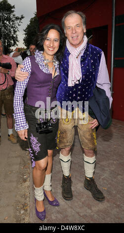 Chanteur et comédien Wolfgang Fierek et son épouse Djamila arrivent pour le VIP's table traditionnelle régulière à l'Hippodrom tente du festival comme l'Oktoberfest 2010 débute à Munich, Allemagne, 18 septembre 2010. Le plus grand festival de musique folklorique aura lieu du 18 septembre au 03 octobre 2010 pour la 177e fois. Elle a été célébrée la première fois il y a 200 ans à l'occasion de la nous Banque D'Images