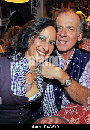 Chanteur et comédien Wolfgang Fierek et son épouse Djamila arrivent pour le VIP's table traditionnelle régulière à l'Hippodrom tente du festival comme l'Oktoberfest 2010 débute à Munich, Allemagne, 18 septembre 2010. Le plus grand festival de musique folklorique aura lieu du 18 septembre au 03 octobre 2010 pour la 177e fois. Elle a été célébrée la première fois il y a 200 ans à l'occasion de la nous Banque D'Images