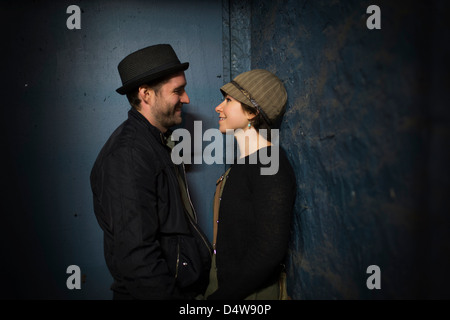 Couple talking in ruelle Banque D'Images