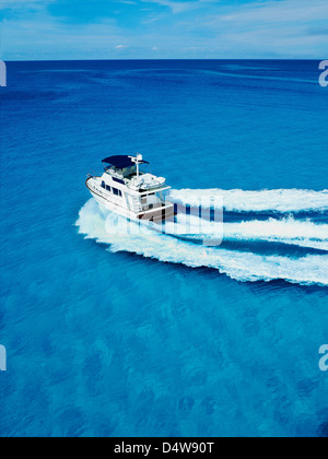 Bateau naviguant dans les eaux tropicales Banque D'Images