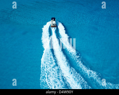 Bateau naviguant dans les eaux tropicales Banque D'Images