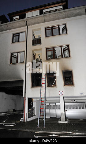 Un immeuble est très endommagée après une explosion de Loerrach, Allemagne, 19 septembre 2010. Une femme a tué son ancien partenaire et leur fils de cinq ans avec des explosifs avant d'entrer dans un hôpital voisin, où elle a tué un employé et blessé plusieurs autres. Elle a ensuite été tué par des agents de police. Photo : Patrick Seeger Banque D'Images