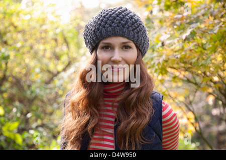 Smiling woman standing outdoors Banque D'Images