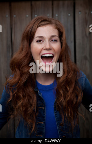 Woman laughing outdoors Banque D'Images