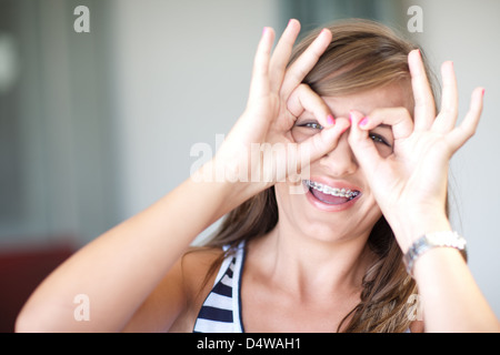 Smiling teenage girl making face Banque D'Images