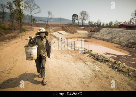 15 mars 2013 - Luang Prabang, Luang Prabang, Laos - travaillent sur un chantier de construction d'une série de réservoirs et de barrages le long de la route 13 au nord de Luang Prabang, Laos. L'asphaltage de l'autoroute 13 de Vientiane à près de la frontière chinoise a changé le mode de vie dans les régions rurales du Laos. Les villageois près de Luang Prabang l'habitude d'avoir à prendre des bateaux peu fiable qui a duré trois heures aller-retour pour se rendre de la maison au centre touristique de Luang Prabang, maintenant ils prennent un aller-retour de 40 minutes en bus. Au nord de Luang Prabang, ouvrant ainsi la voie publique a été l'occasion pour la Chine d'utiliser le Laos en tant que le transbordement Banque D'Images