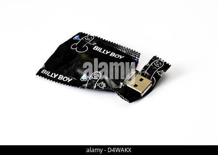 ILLUSTRATION - Un fichier photo datée du 16 septembre 2012 montre un lecteur flash USB qui sort d'un paquet de préservatifs à Berlin, Allemagne. Photo : Verlag/Steinach - () Banque D'Images
