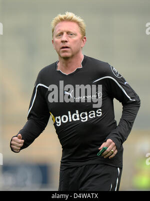 Ex-superstar tennis Boris Becker de 'Laureus Allstars' chauffe lors d'un match de bienfaisance Laureus au stade Carl-Benz à Mannheim, Allemagne, 23 septembre 2010. Le match a été mis en place pour le bénéfice de la Laureus Sport for Good Foundation. Photo : Ronald Wittek Banque D'Images