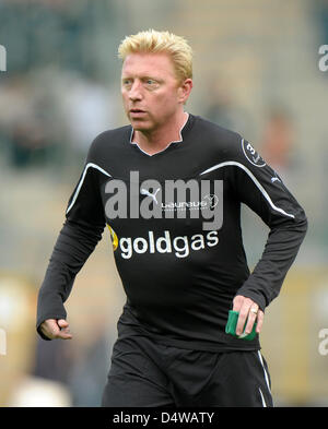 Ex-superstar tennis Boris Becker de 'Laureus Allstars' chauffe lors d'un match de bienfaisance Laureus au stade Carl-Benz à Mannheim, Allemagne, 23 septembre 2010. Le match a été mis en place pour le bénéfice de la Laureus Sport for Good Foundation. Photo : Ronald Wittek Banque D'Images