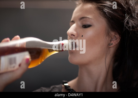 Adolescente dans un maquillage foncé boire Banque D'Images