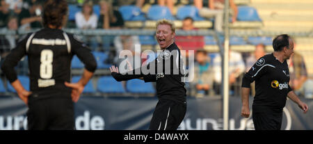 Ex-superstar tennis Boris Becker de 'Laureus Allstars' parler pendant un match de bienfaisance Laureus au stade Carl-Benz à Mannheim, Allemagne, 23 septembre 2010. Le match a été mis en place pour le bénéfice de la Laureus Sport for Good Foundation. Photo : Ronald Wittek Banque D'Images