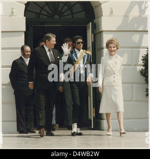 Cette photographie de 1984 montre le président Ronald Reagan, la première dame Nancy Reagan et Michael Jackson lors d'une cérémonie à la Maison Blanche lançant la campagne contre la conduite en état d'ébriété. Banque D'Images