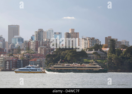 'Collaroy' Manly Harbour Ferry passant Kirribilli House Lower North Shore Sydney Australie Banque D'Images