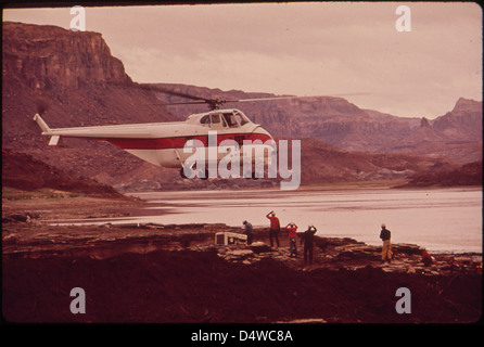 Un déversement massif de pétrole dans la rivière San Juan causé par l'éclatement d'un oléoduc de la Texas-New Mexico Pipeline Company en octobre 1972. Les opérations de nettoyage ont impliqué divers aéronefs, y compris des hélicoptères Sikorsky. Banque D'Images