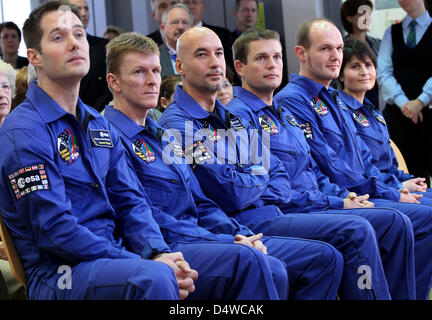 (L-R) France's Thomas Pequet, Timothy la Grande-Bretagne, l'Italie Pointe Luca Parmitano, Danemark Andreas Mogensen, Samantha Cristoforetti, et de l'Allemand Alexander Gerst sont les six nouveaux astronautes de l'Agence spatiale européenne (ESA) à Cologne, Allemagne, 22 novembre 2010. Photo : OLIVER BERG Banque D'Images