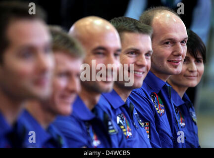 (L-R) France's Thomas Pequet, Timothy la Grande-Bretagne, l'Italie Pointe Luca Parmitano, Danemark Andreas Mogensen, Samantha Cristoforetti, et de l'Allemand Alexander Gerst sont les six nouveaux astronautes de l'Agence spatiale européenne (ESA) à Cologne, Allemagne, 22 novembre 2010. Photo : OLIVER BERG Banque D'Images