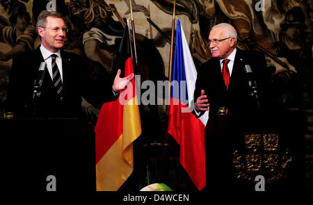 Le président tchèque Vaclav Klaus (R) et le Président allemand Christian Wulff (L) livrer une conférence de presse conjointe à Prague, République tchèque, 22 novembre 2010. M. Wulff est sur la première visite en République tchèque. Photo : CLEMENS BILAN Banque D'Images