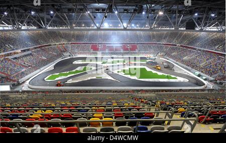 Une piste de course est intégré dans l'Esprit Arena de Düsseldorf, Allemagne, 22 novembre 2010. La phase de reconstruction pour la Course des Champions est toujours en cours et la course aura lieu le 27 et 28 novembre 2010 avec le Champion du Monde de Formule 1 Sebastian Vettel. Au stade de Fortuna Düsseldorf Accueil 7,5 de large, les voies seront construites sur la masse de pierre, et 1 800 tonnes d'asphalte wil Banque D'Images